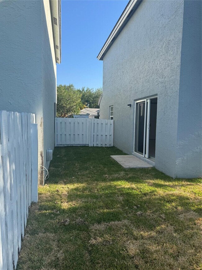 Foto del edificio - 9929 NW 9th Ct