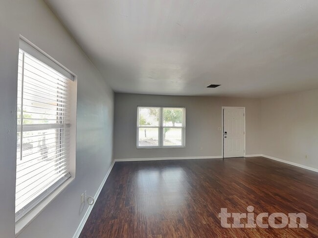 Foto del edificio - 1481 Falmouth Ave