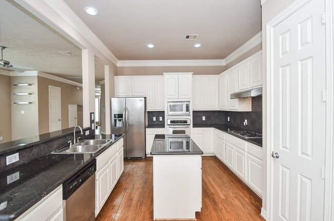 Foto del edificio - 3202 Holly Meadow Dr