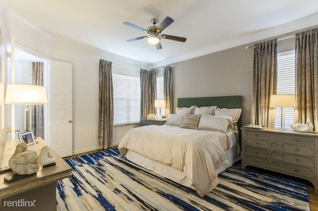 Foto del edificio - 5300 Serene Hills Dr