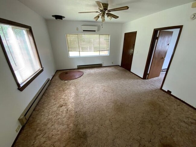 Foto del edificio - AVAILABLE NOW!!! Tacoma 2bdr 1 bath house w/ 2 car garage