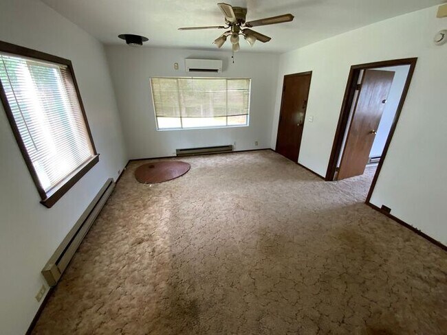 Foto del edificio - Tacoma 2bdr 1 bath house w/ 2 car garage