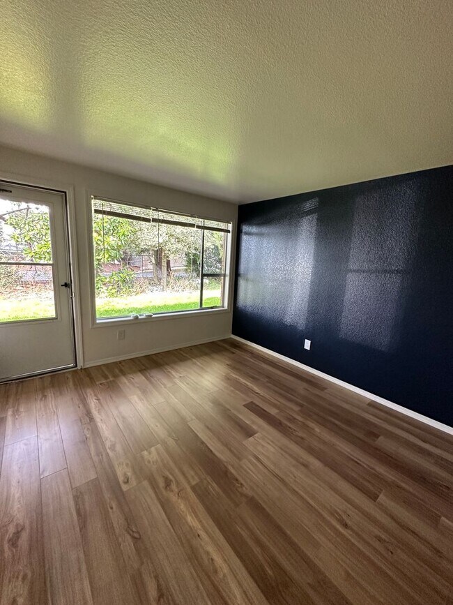 Building Photo - Downtown Renton Apartment W/S/G and 2 park...