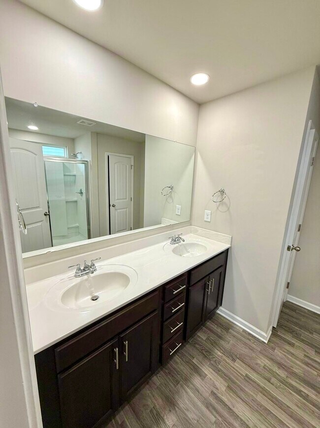 Foto del edificio - 4724 Ridge Valley Dr