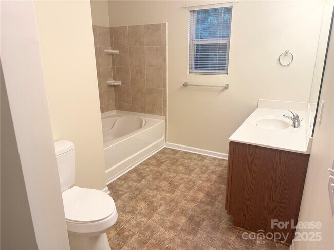 Building Photo - 815 Fescue Ct