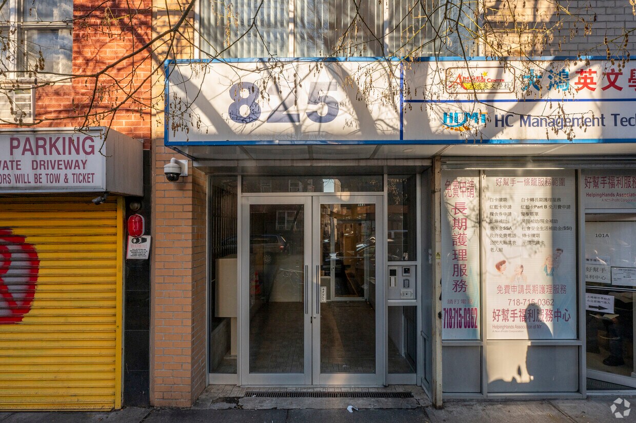 Entrada del edificio - 825 57th St