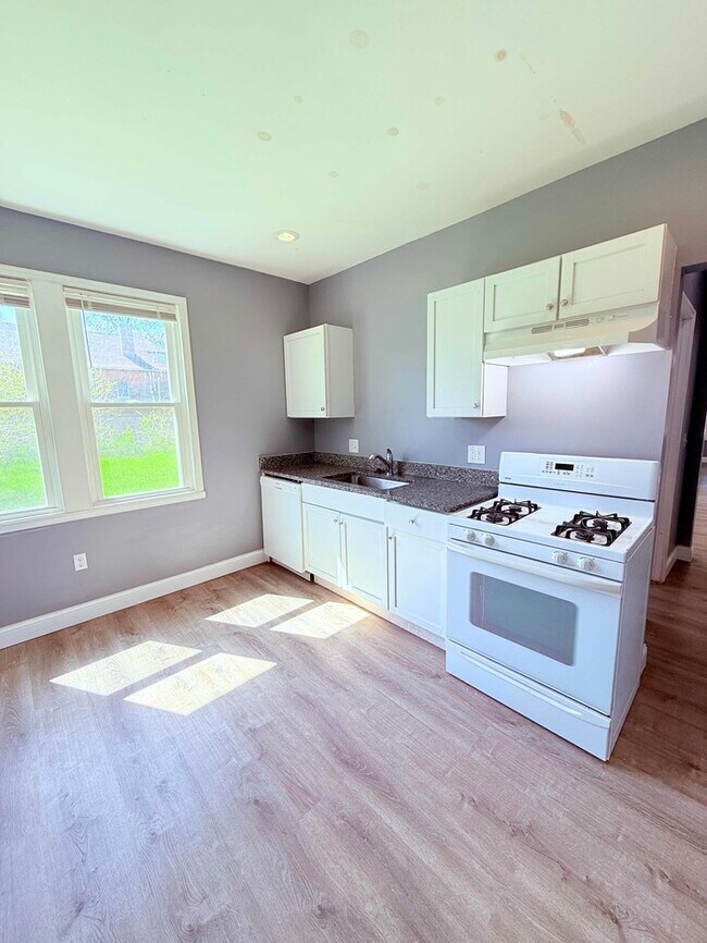 Foto del edificio - 3 Bed, 1 Bath Home with Modern Amenities / Vouchers Accepted / Available Now!