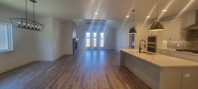 Building Photo - Customized Floorplan is Absolut Perfection