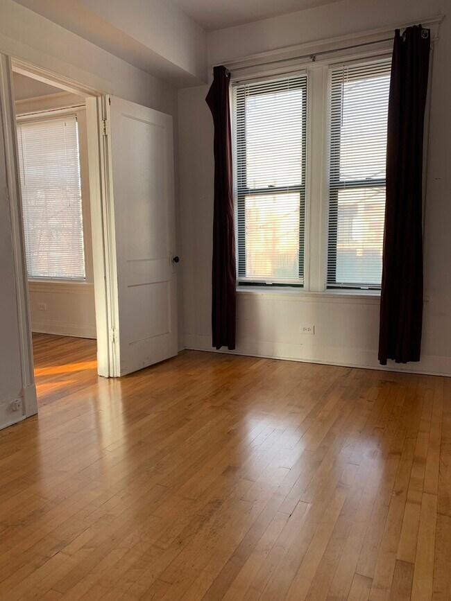 Foto del edificio - 2135 W Division St