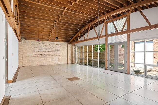 Foto del edificio - 1919 N Oakley Ave
