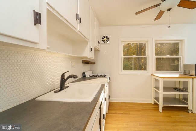 Foto del edificio - 4400 Garrett Park Rd