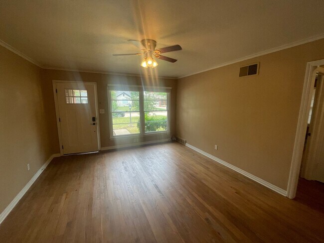 Photo - 4 bed 2 bath 2 car, Great Character and st... House