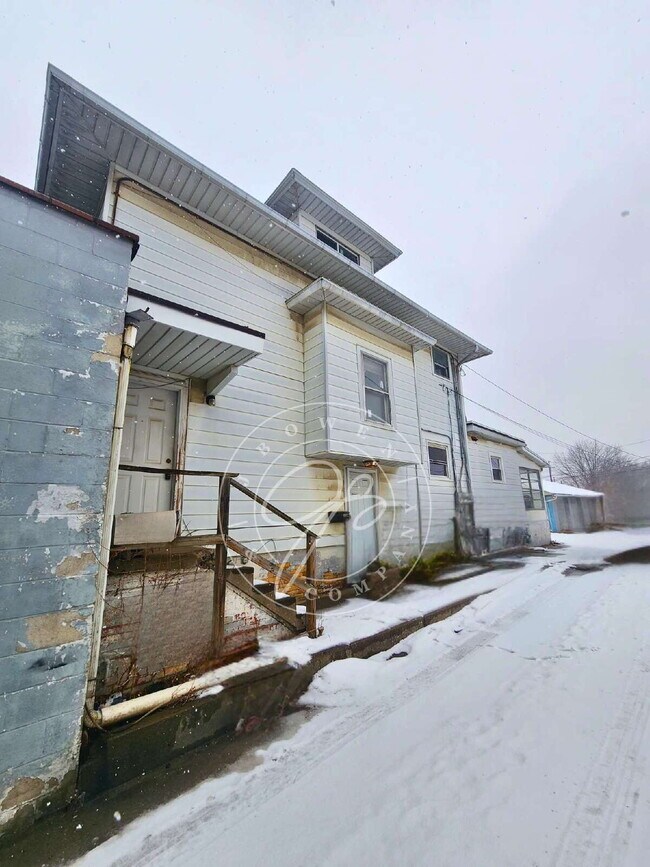 Building Photo - HUGE 2 bed 1 bath apartment ready for you to call home.