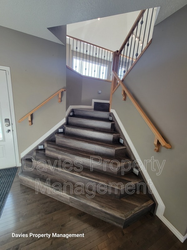 Building Photo - 8380 Shaske Crescent NW