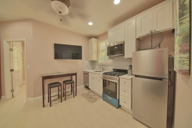 Building Photo - 590 Historic St