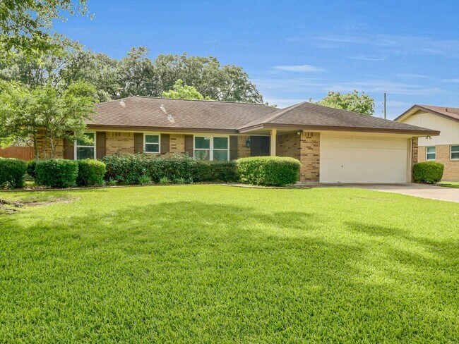 Building Photo - 805 Bluebonnet Ln