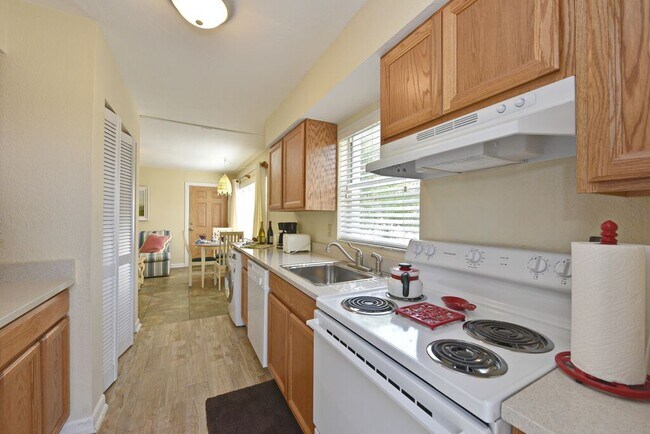 Kitchen - 422 Julia Pl
