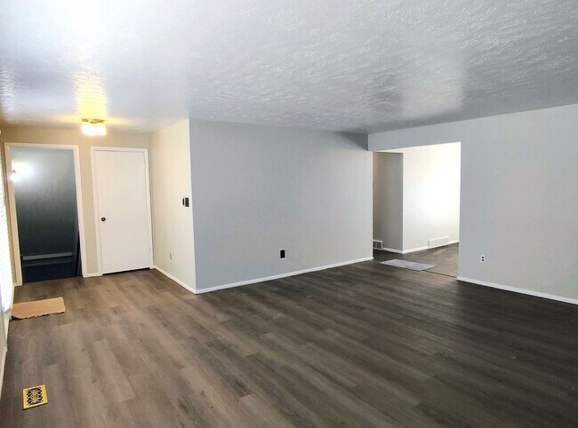 Foto del edificio - Remodeled 4 Bd 3 Ba Home in Cottonwood Hei...