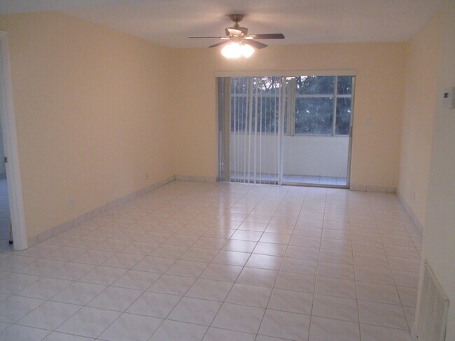Foto del edificio - 200 Lake Carol Dr