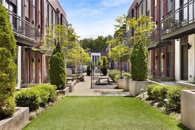 Foto del edificio - 1300 Chelsea Cir NW