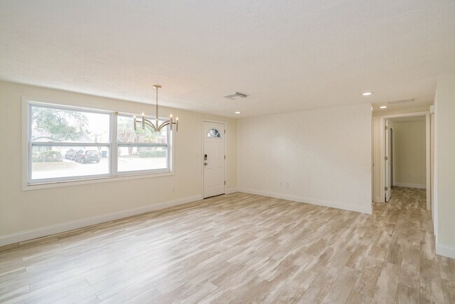 Foto del edificio - 4045 Grayton Dr