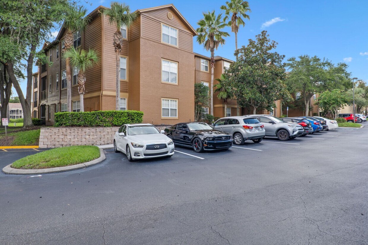 Primary Photo - Newly Renovated 2-Bedroom Corner Unit in G...