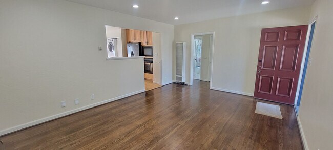 Foto del edificio - Charming 2-Bedroom Home with ADU –