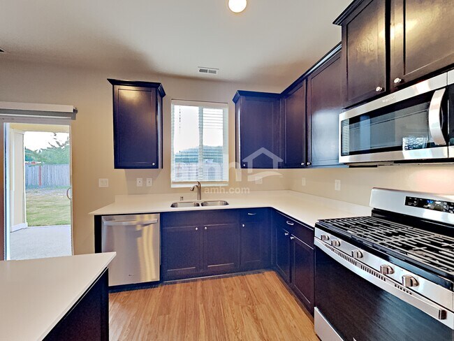 Building Photo - 259 Jasmine Ln N