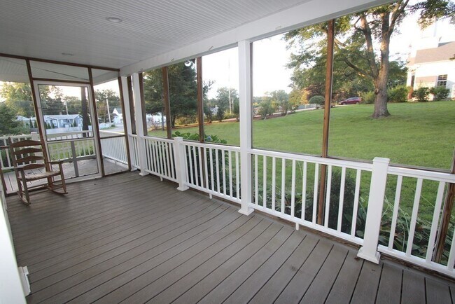 Building Photo - 5 Pleasant St