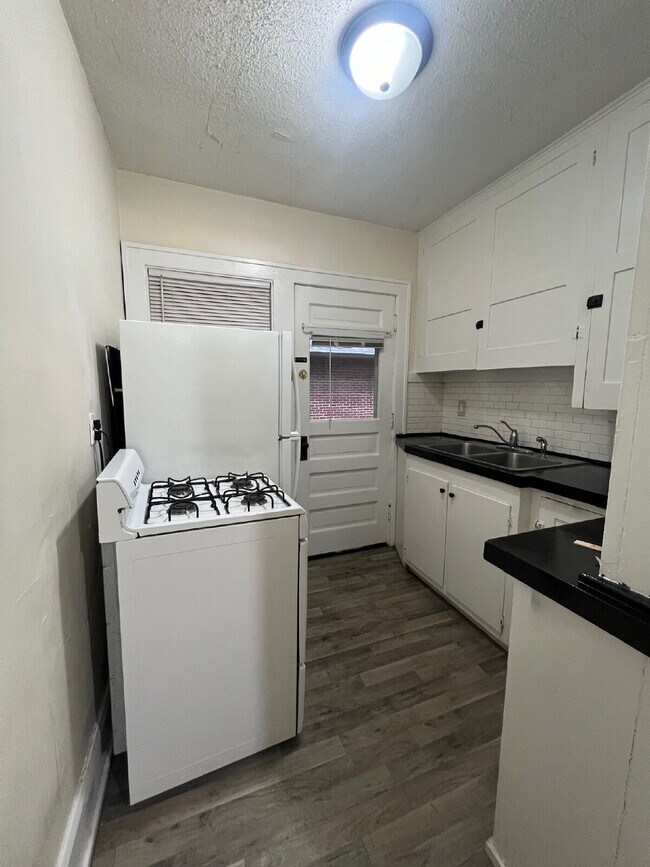 Foto del edificio - 1 Bedroom, 1 Bathroom Historical Apartment for Rent!