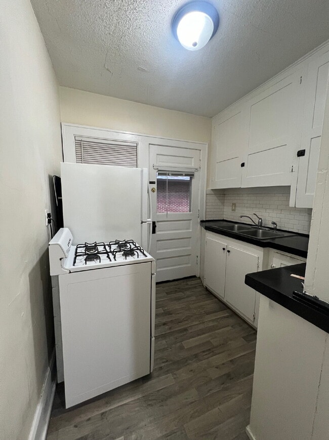 Building Photo - 1 Bedroom, 1 Bathroom Historical Apartment for Rent!