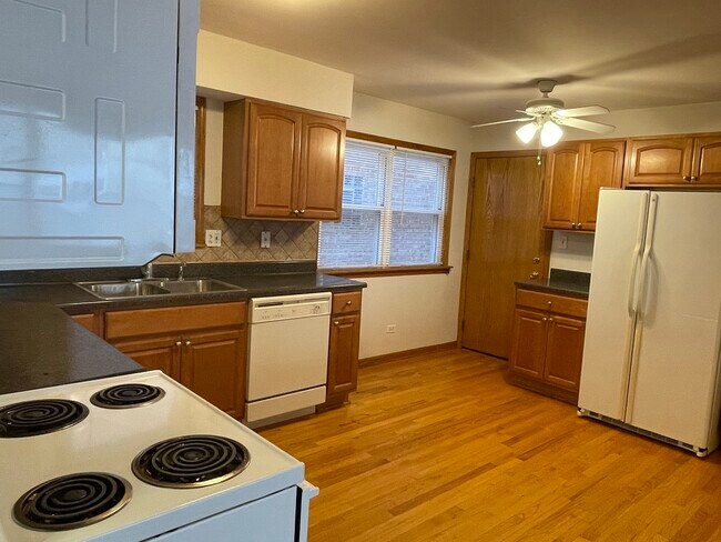 Foto del edificio - 8610 W Summerdale Ave