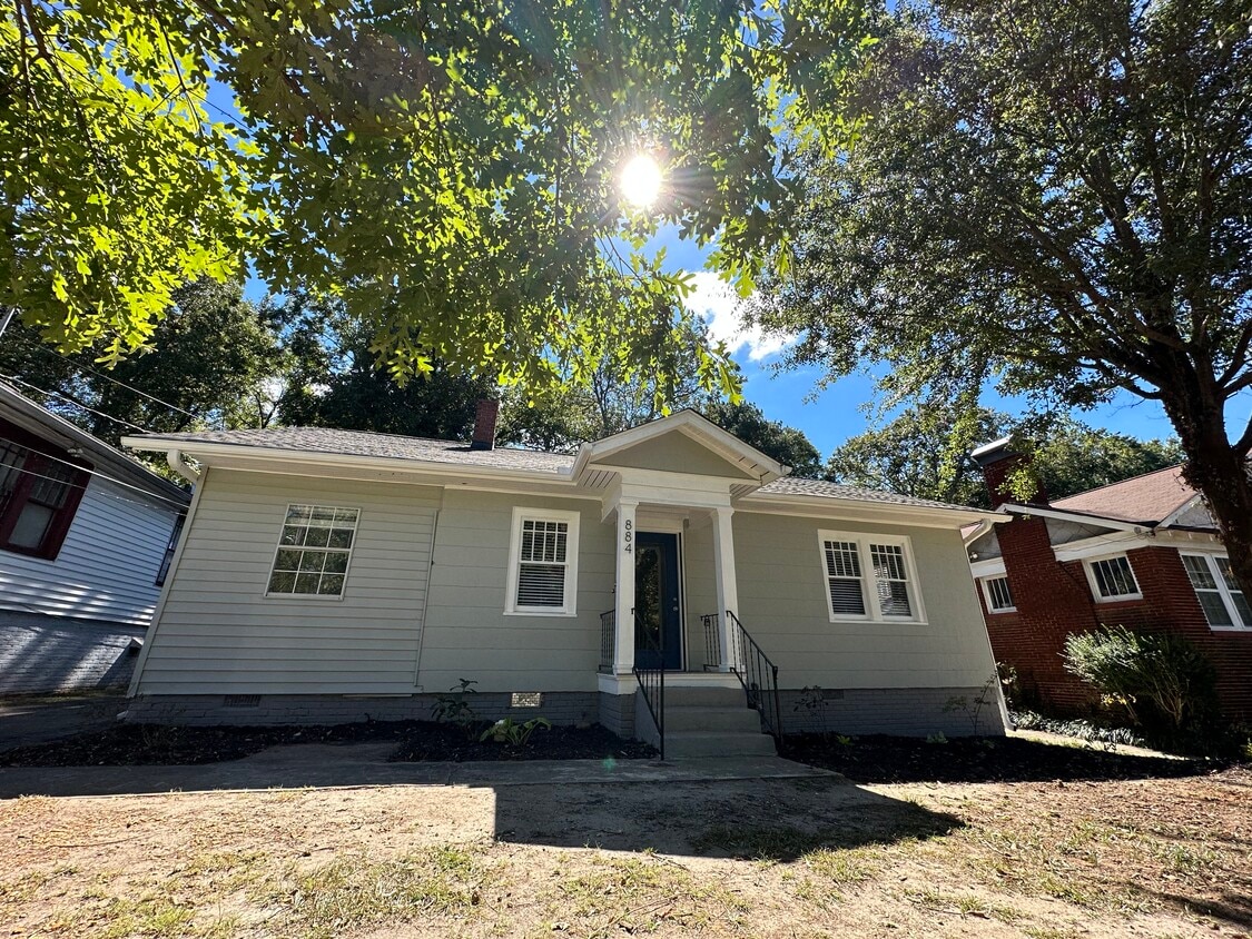 Front - 884 Rose Cir SW