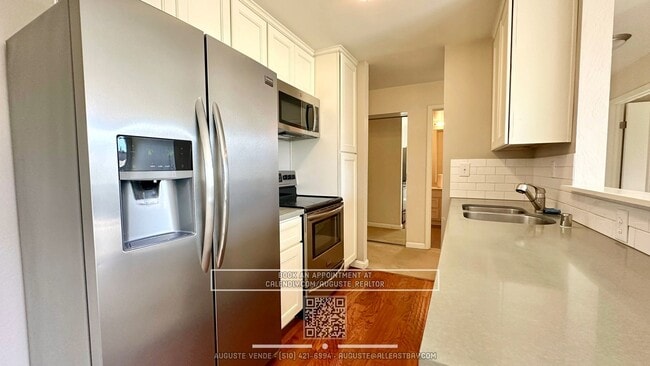 Building Photo - Lighfilled Apartment in the Heart of Rockr...