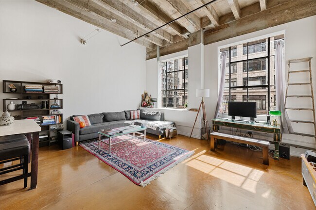Building Photo - 312 W 5th St