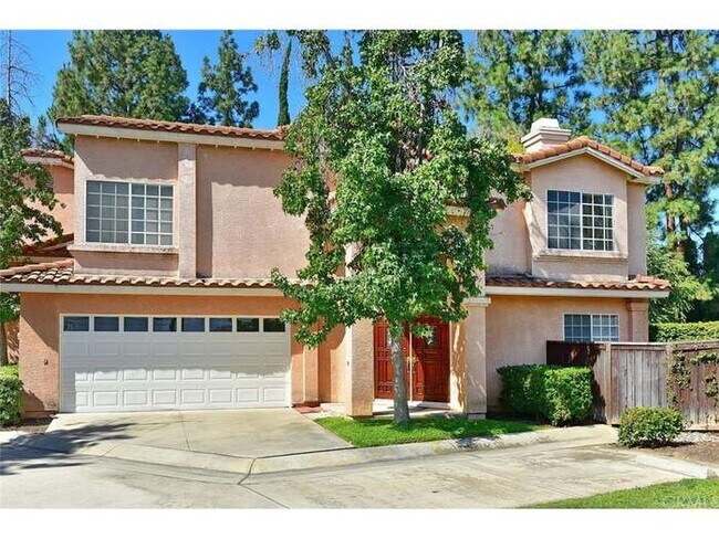 Plaza de aparcamiento privada al aire libre junto a la entrada principal. - 915 W Arrow Hwy