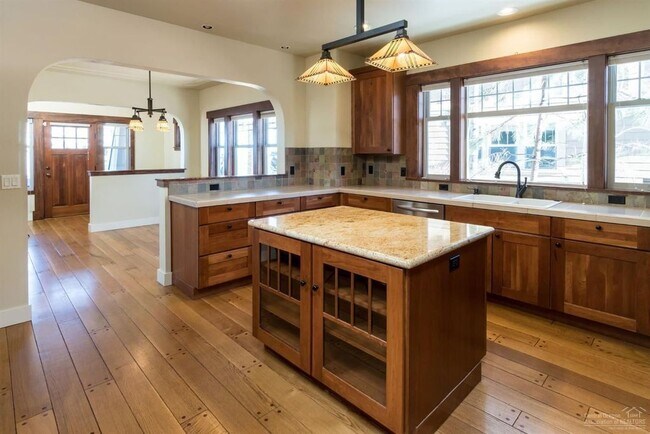 Building Photo - Large home on Awbrey Butte