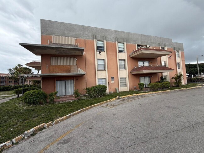 Foto del edificio - 17650 NW 68th Ave