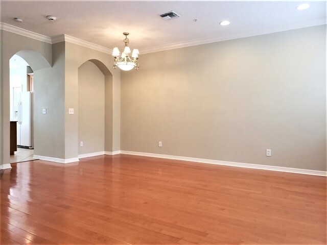 Building Photo - 3004 Pointeview Drive