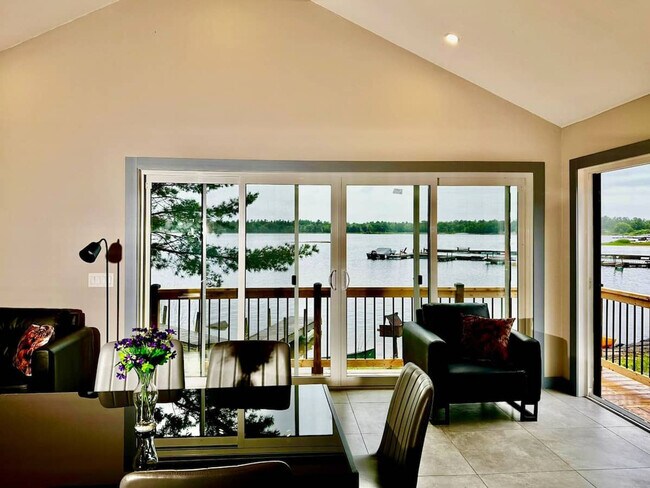 Photo du bâtiment - 80 Sand Bay Rd