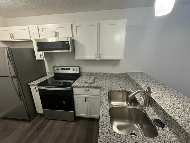 Building Photo - 3 BR/2 BA IN PALM BAY