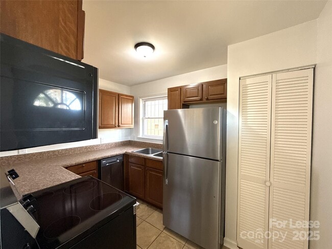 Building Photo - 1928 Russell Ave