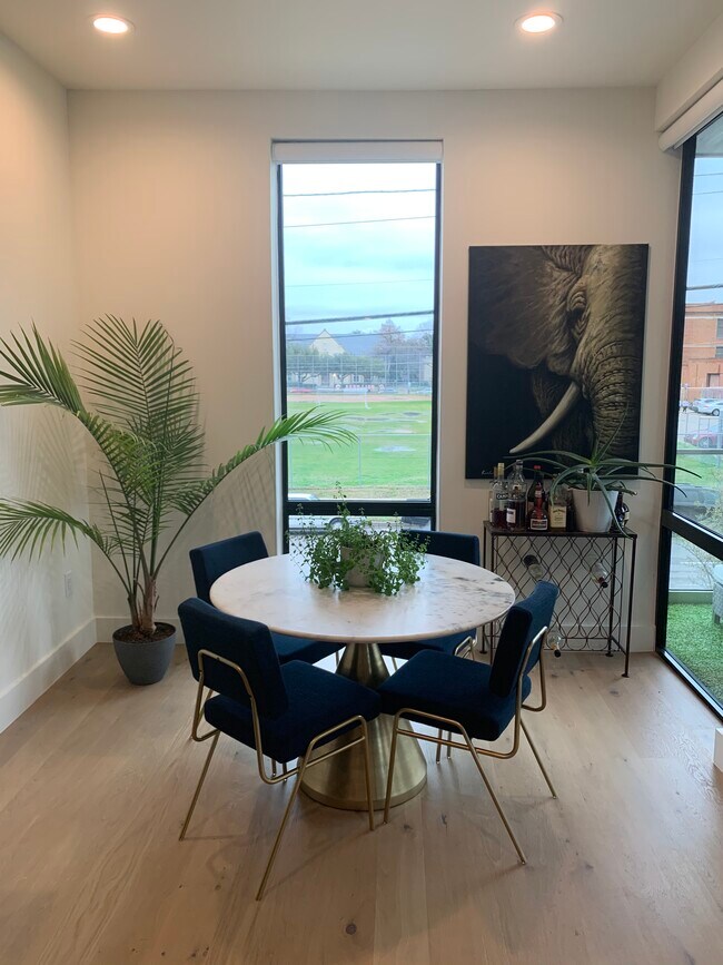 Área de comedor - 3923 Cole Ave