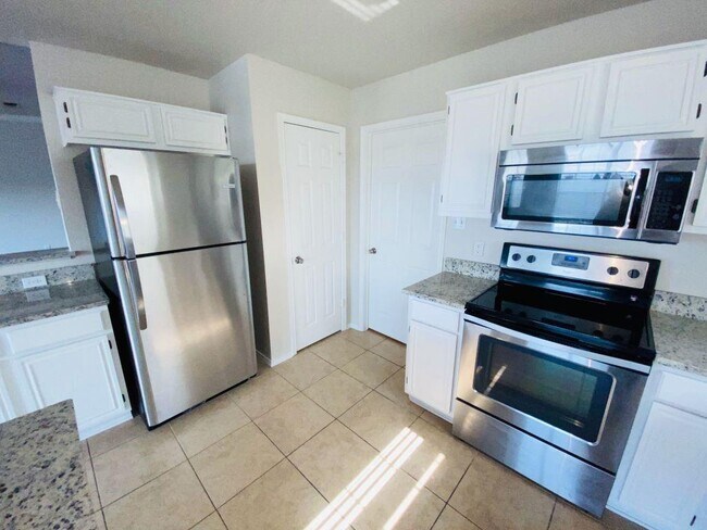 Building Photo - 2918 Hilton Head Dr