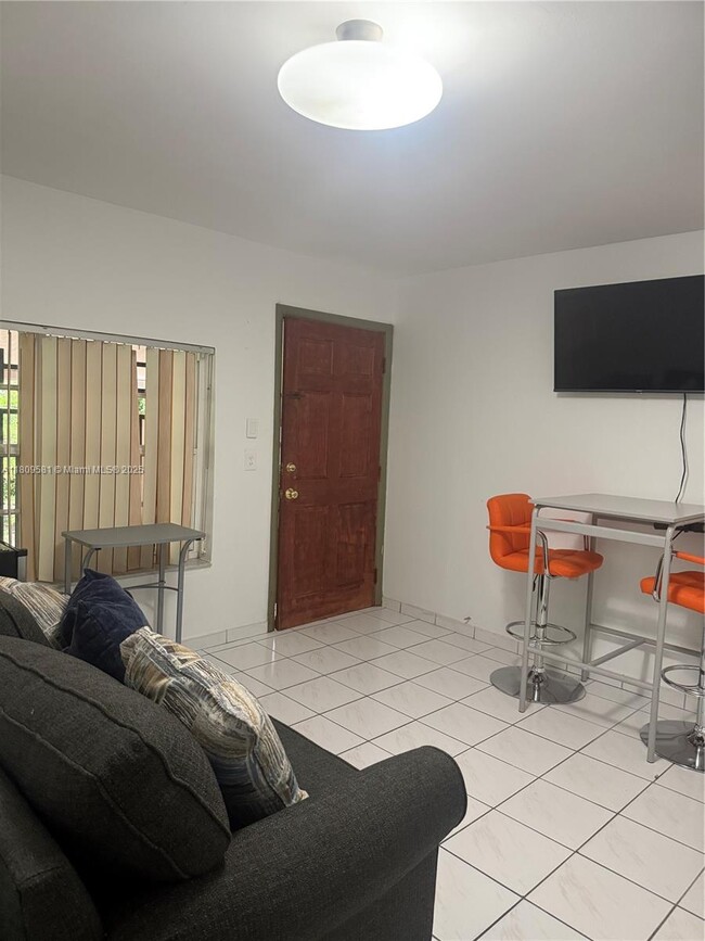 Foto del edificio - 6367 SW 15th St