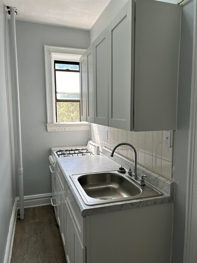 Building Photo - 821 Bergen Ave