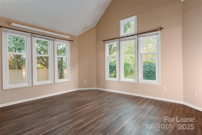 Foto del edificio - 9205 Ravenwing Dr