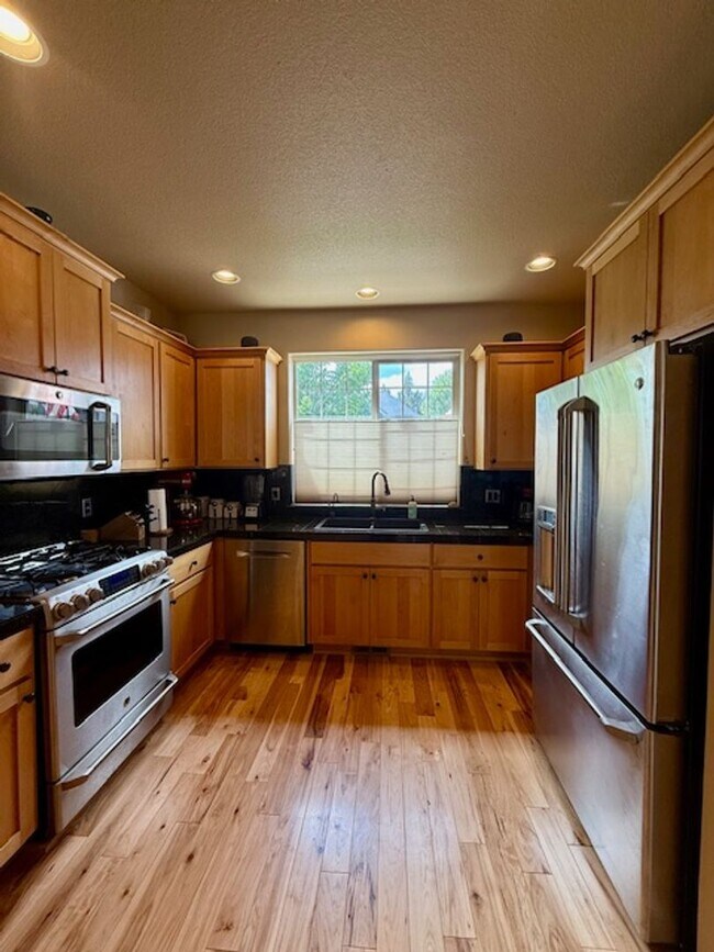 Foto del edificio - Spacious 3-Bedroom + Bonus Room Home in La...