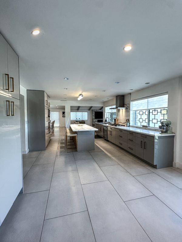 Foto del edificio - 4660 Burgundy Rd