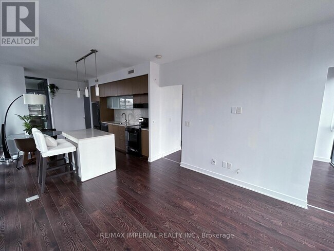 Building Photo - 110 Charles St E